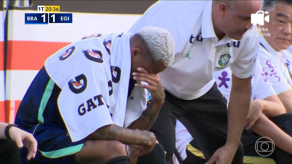 Wesley chora no banco de reservas depois de ser substituído em Brasil x Egito