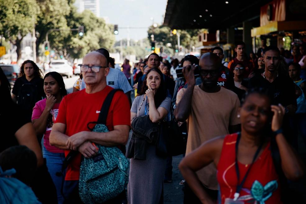 Passageiros à espera dos ônibus no terminal Mariano Procópio, no Centro