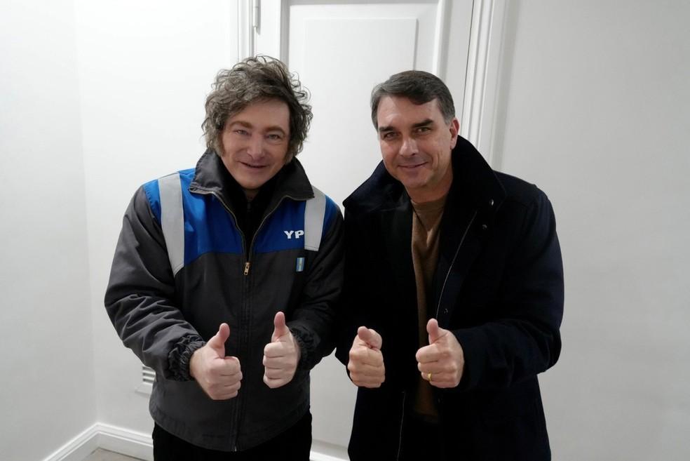 Javier Milei posta foto com Flávio Bolsonaro em 29 de junho de 2026