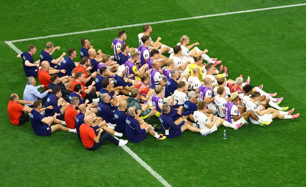 Jogadores da Noruega realizando a remada viking após a vitória sobre a Costa do Marfim.