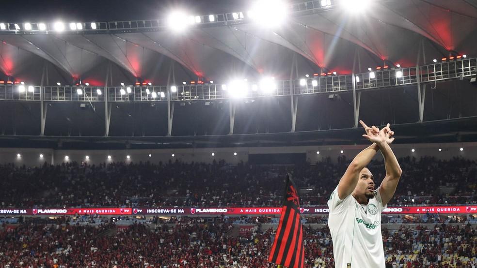 Paulinho faz sinal de organizada ao comemorar gol em Flamengo x Palmeiras, pelo Brasileirão