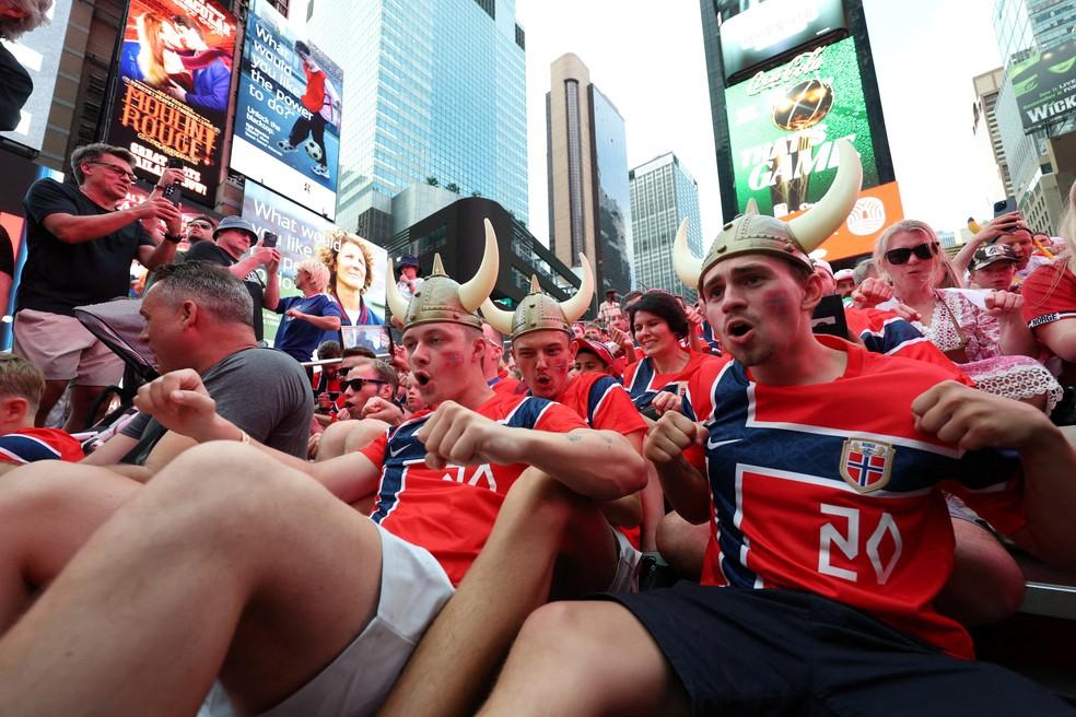 Torcida da Noruega fazendo remada viking na Times Square.