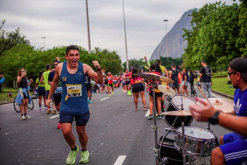 Banda anima corredores em Botafogo, em percurso dos 42km da Maratona do Rio.