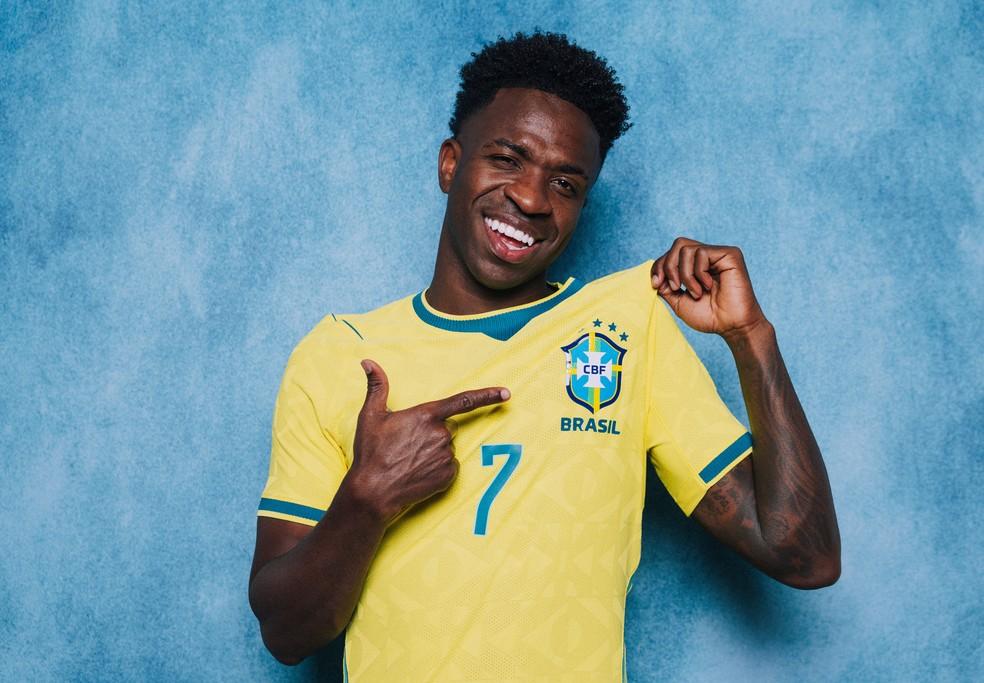 Vini Jr posa para ensaio do Brasil para a Copa do Mundo