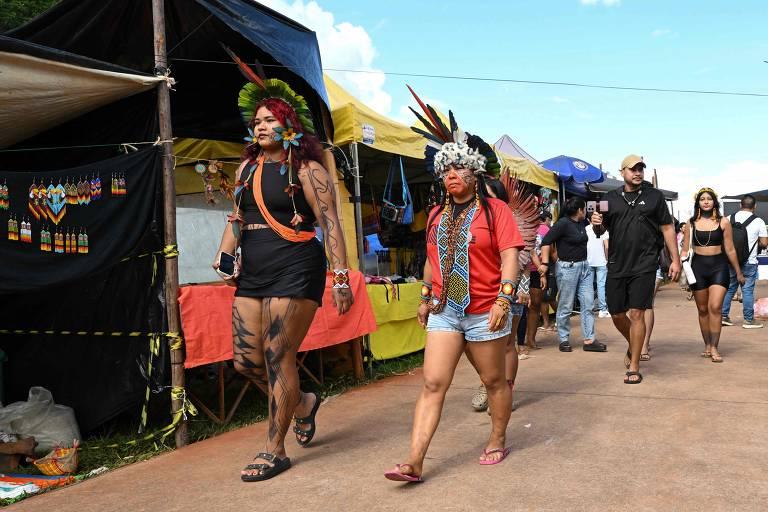 Indígenas chegam a Brasília para participar do Acampamento Terra Livre