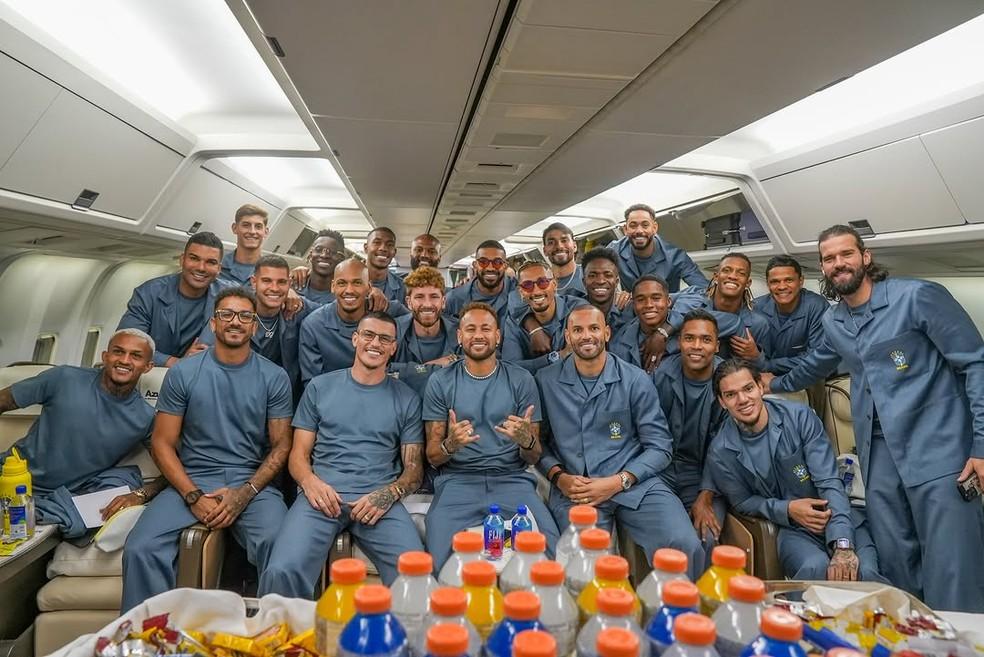 Jogadores da Seleção em avião que levará delegação para os Estados Unidos, na Copa do Mundo