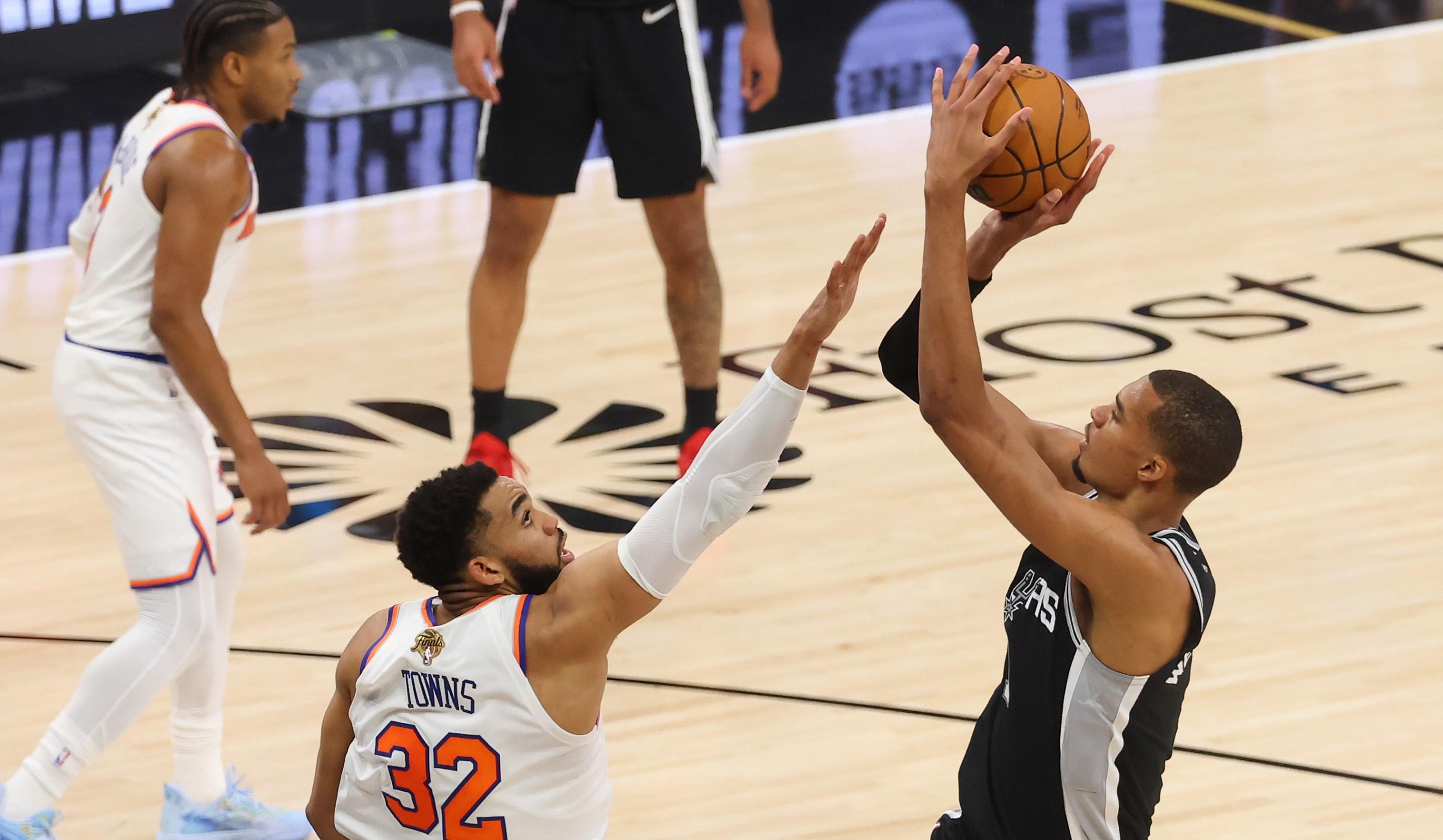 Karl-Anthony Towns atacando a cesta contra Victor Wembanyama