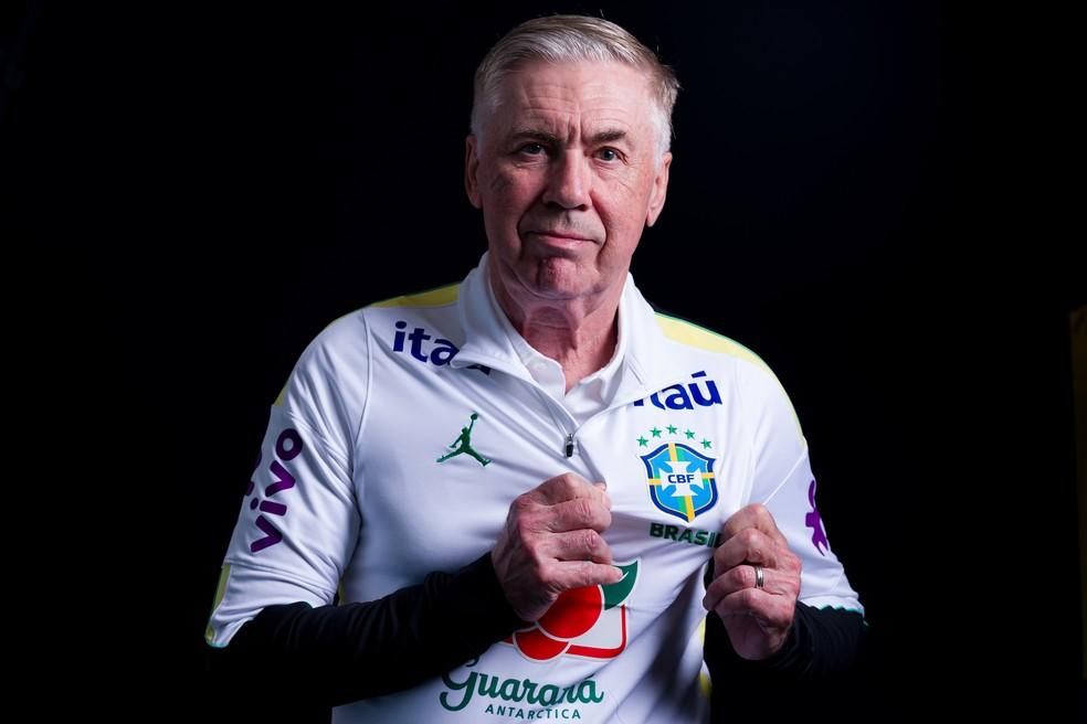 Carlo Ancelotti posa para ensaio do Brasil para a Copa do Mundo