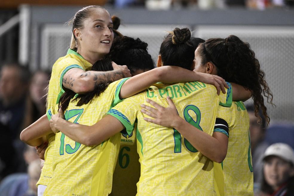 Jogadoras do Brasil comemoram um dos gols da vitória sobre os EUA
