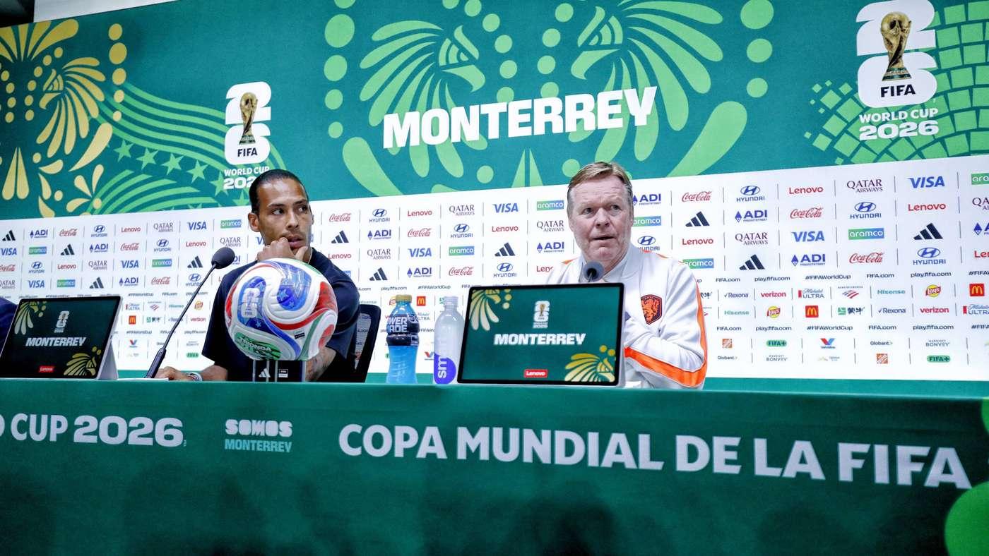 Virgil van Dijk ao lado de Ronald Koeman