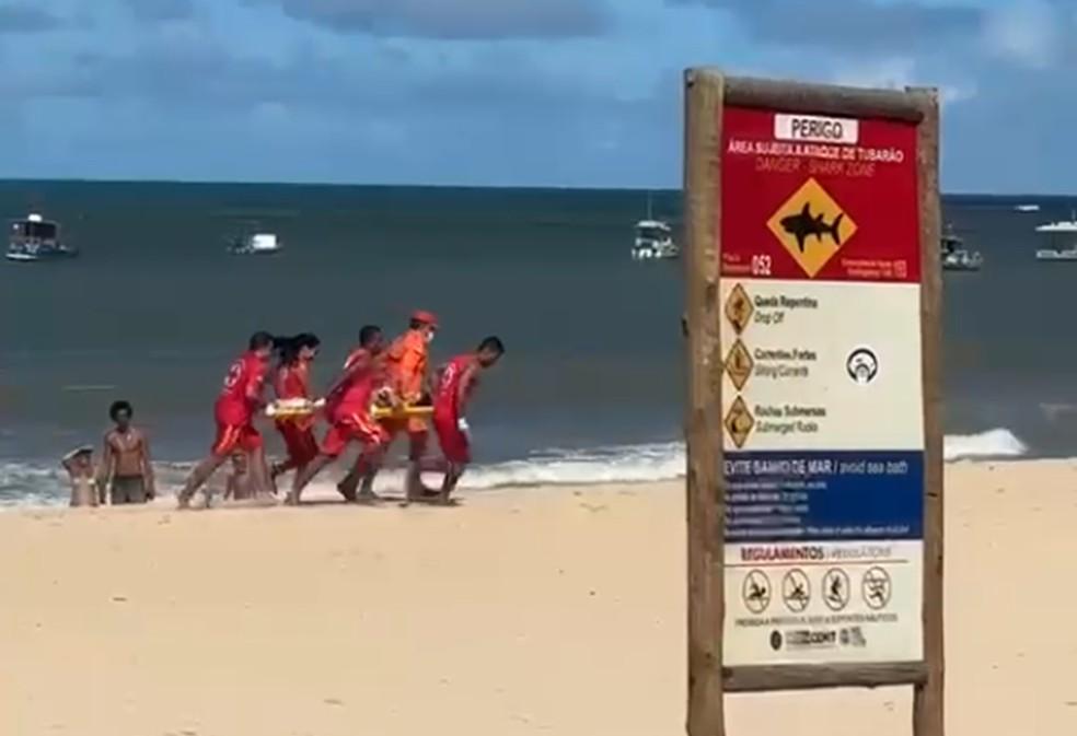 Momento em que a criança mordida por tubarão é socorrida