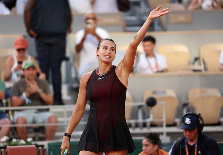 Sabalenka brilha em Roland Garros com vitória e dança icônica
