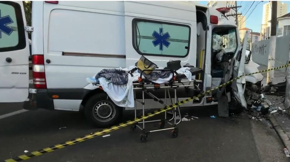 Paciente morre após ambulância perder o controle e bater em poste