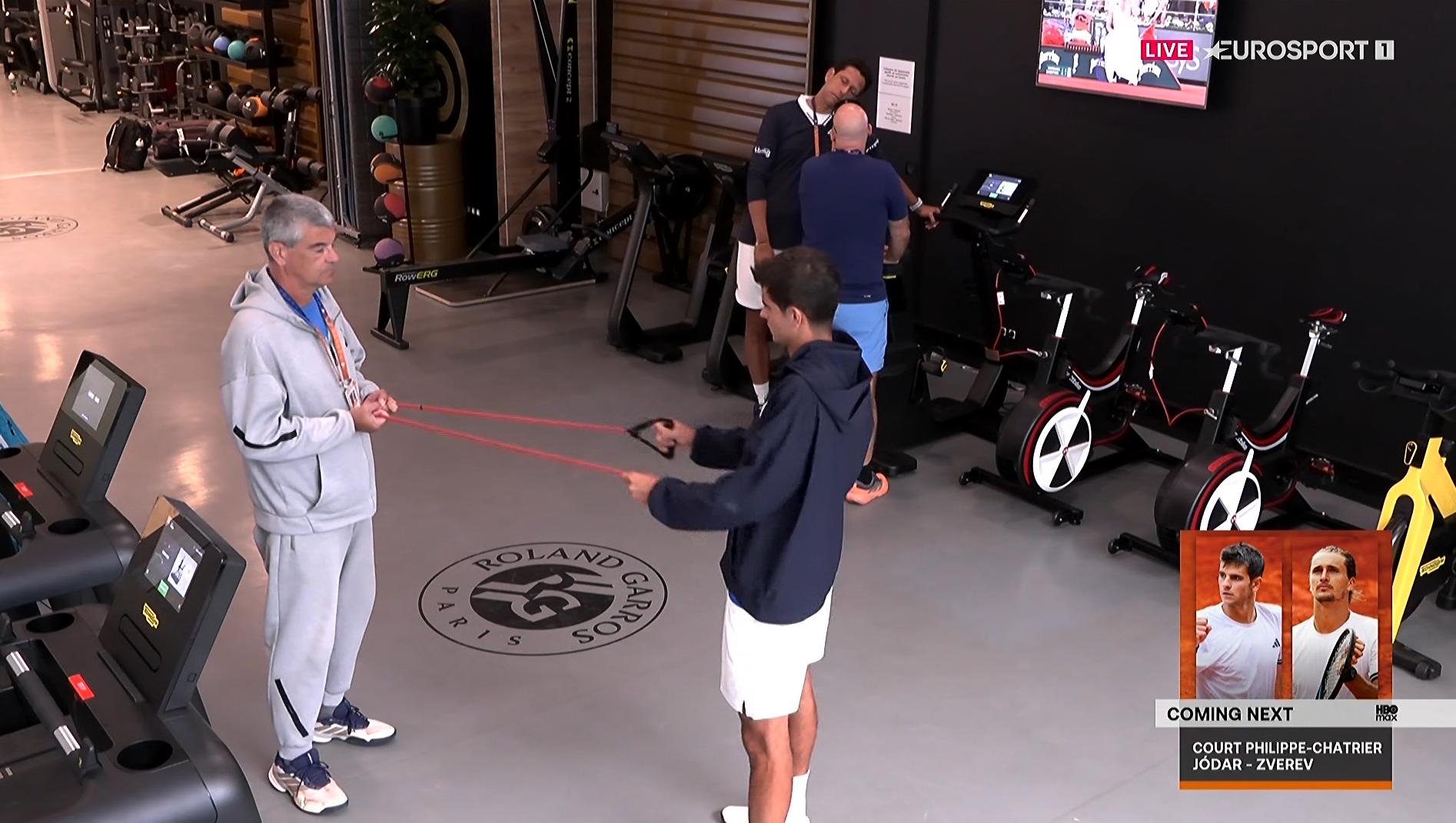 Jódar calienta com seu pai antes de saltar a pista em Roland Garros