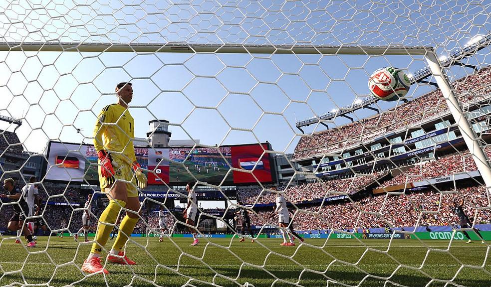 Julio Enciso vence Manuel Neuer para abrir o placar para o Paraguai contra a Alemanha