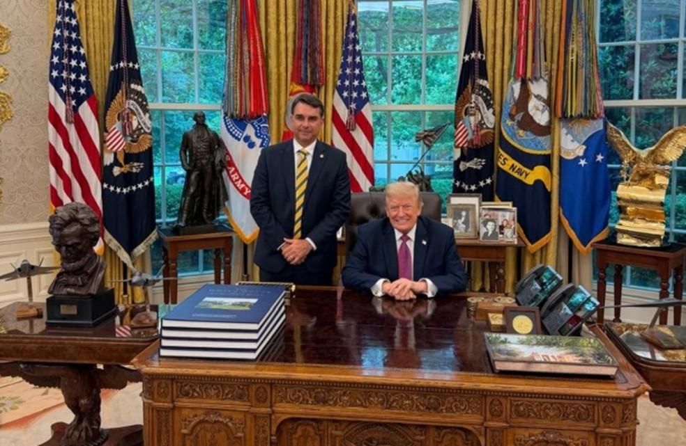 Senador Flávio Bolsonaro encontra o presidente dos EUA, Donald Trump