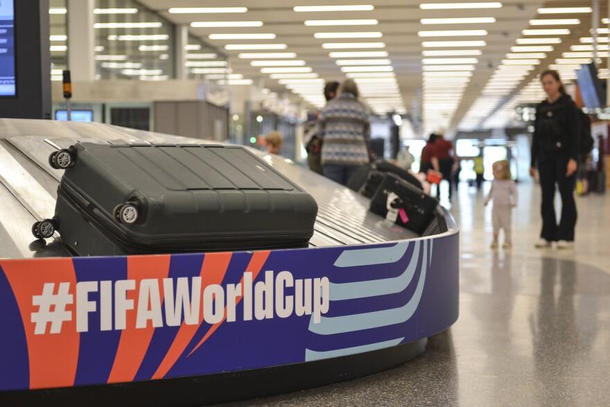 Baggage carousel com decoração de evento FIFA World Cup