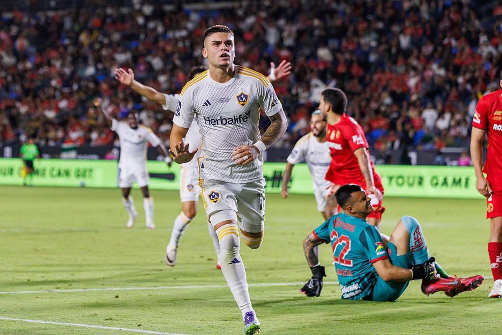 Gabriel Pec jogando para o LA Galaxy contra o Toluca