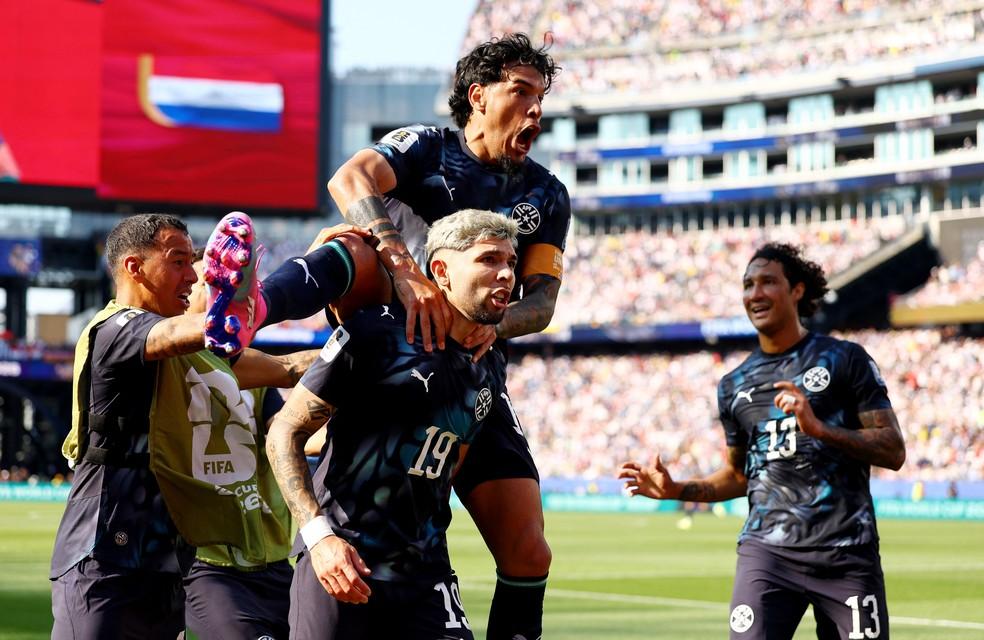 Julio Enciso e Gustavo Gomez no gol do Paraguai contra a Alemanha