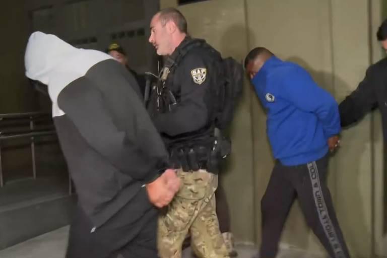 Homens algemados sob escolta policial