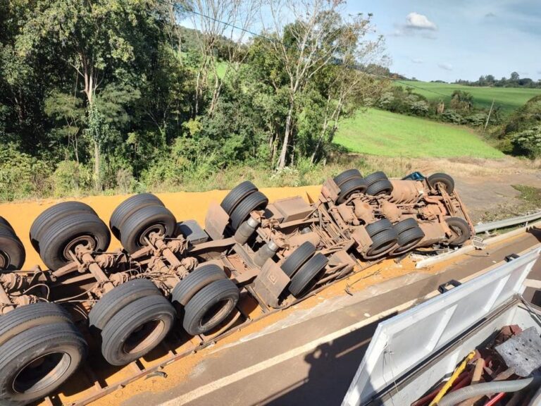 Tragédia em Maravilha: Mulher morre soterrada por carga de caminhão na BR-282
