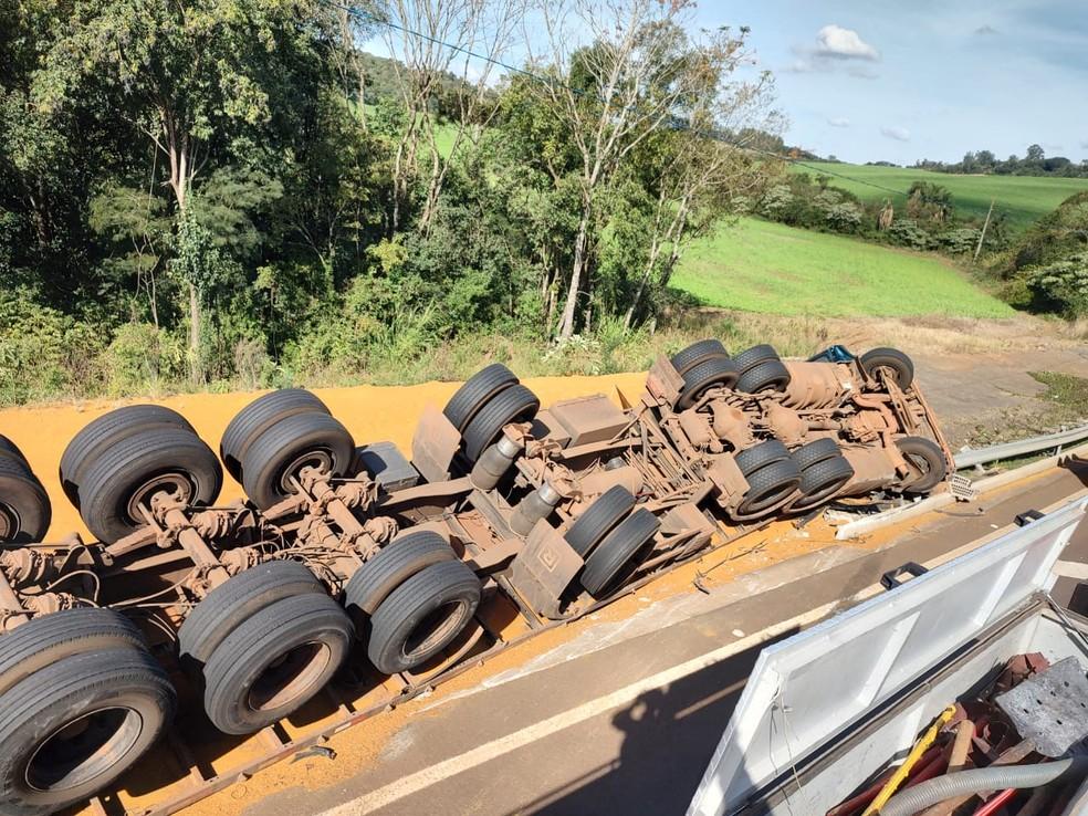 Mulher morre após ser soterrada pela carga de caminhão que tombou na BR-282 em Maravilha (SC)