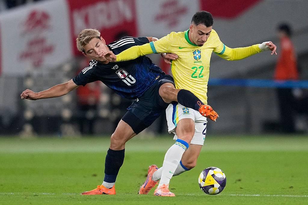 Gabriel Martinelli do Brasil controla a bola contra Ritsu Doan do Japão durante amistoso