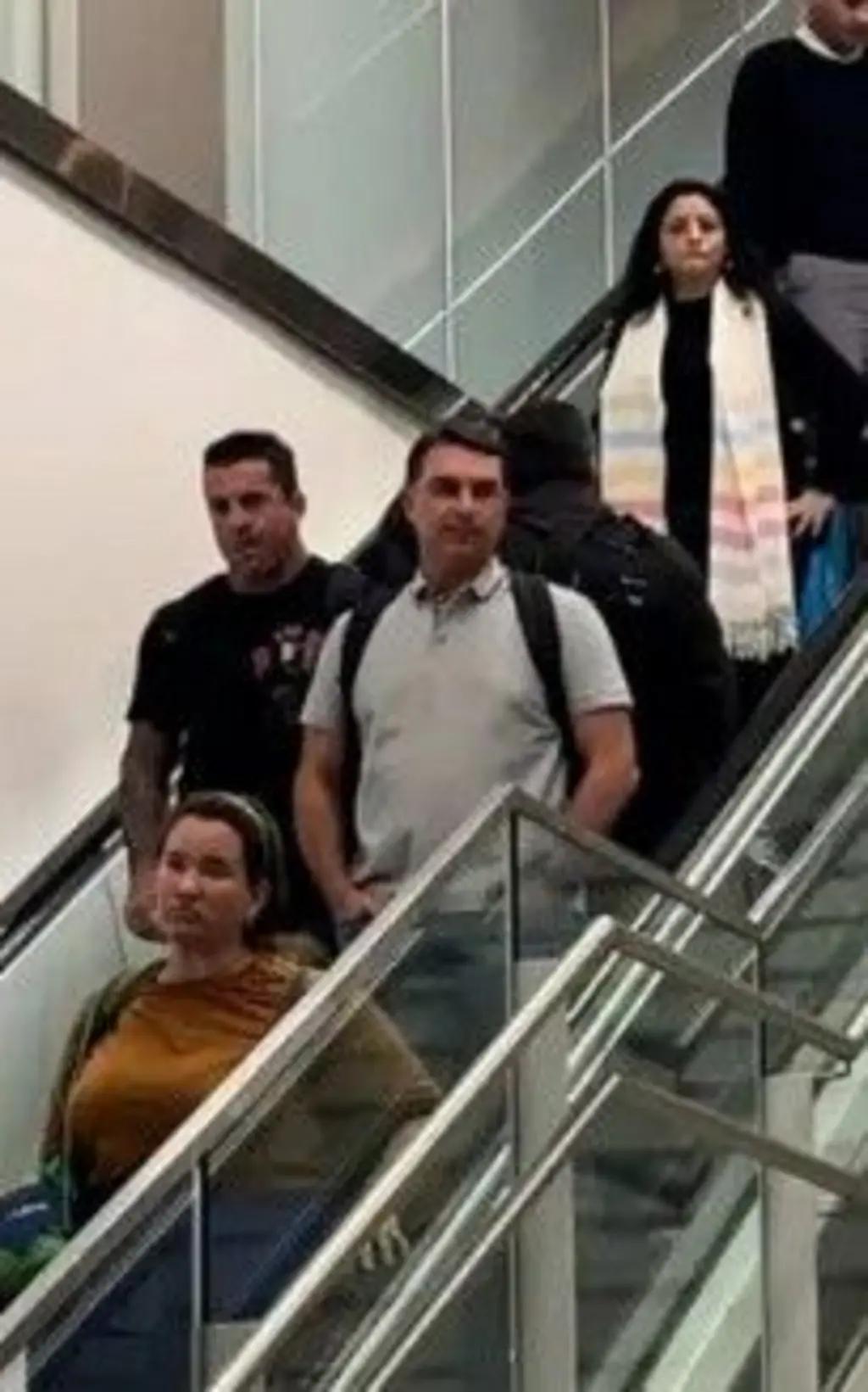 Flávio Bolsonaro descendo escadas no aeroporto