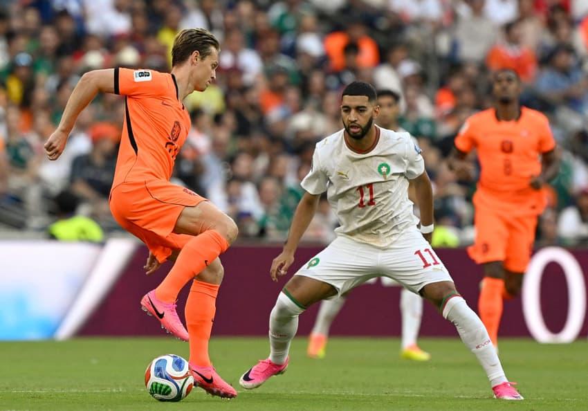 Frenkie de Jong e Ismael Saibari em campo