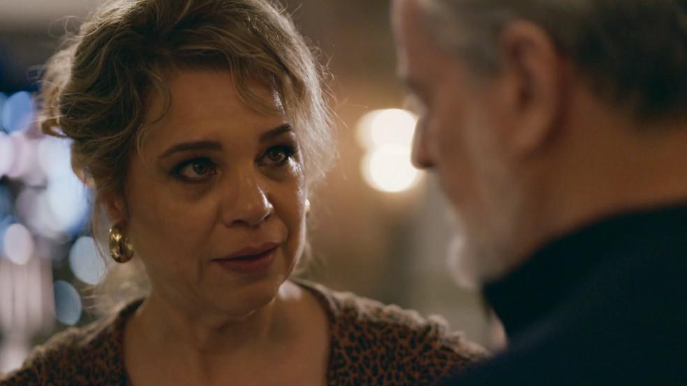 Pilar contrata Ademir como advogado em Quem Ama Cuida — Foto: Globo