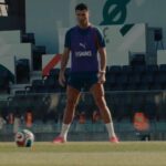 Cristiano Ronaldo mostra habilidade em cobranças de falta durante treino com Portugal