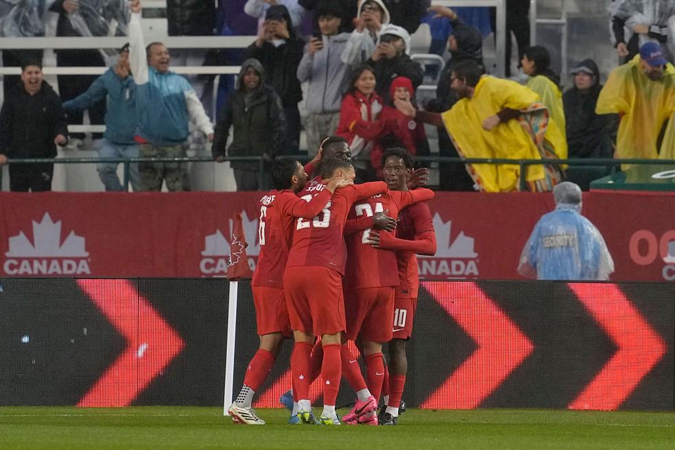 Jogadores do Canadá comemoram gol de Jonathan Osorio