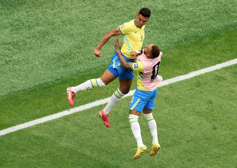 Neymar comemora gol de Casemiro na vitória do Brasil sobre o Japão