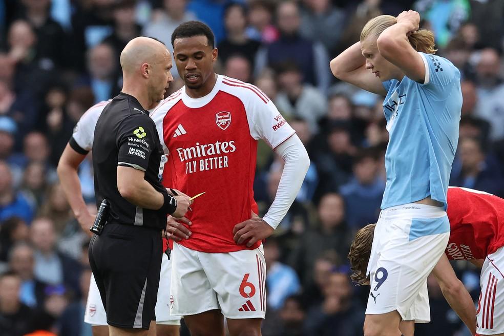 Haaland e Gabriel Magalhães em campo em uma partida da Premier League