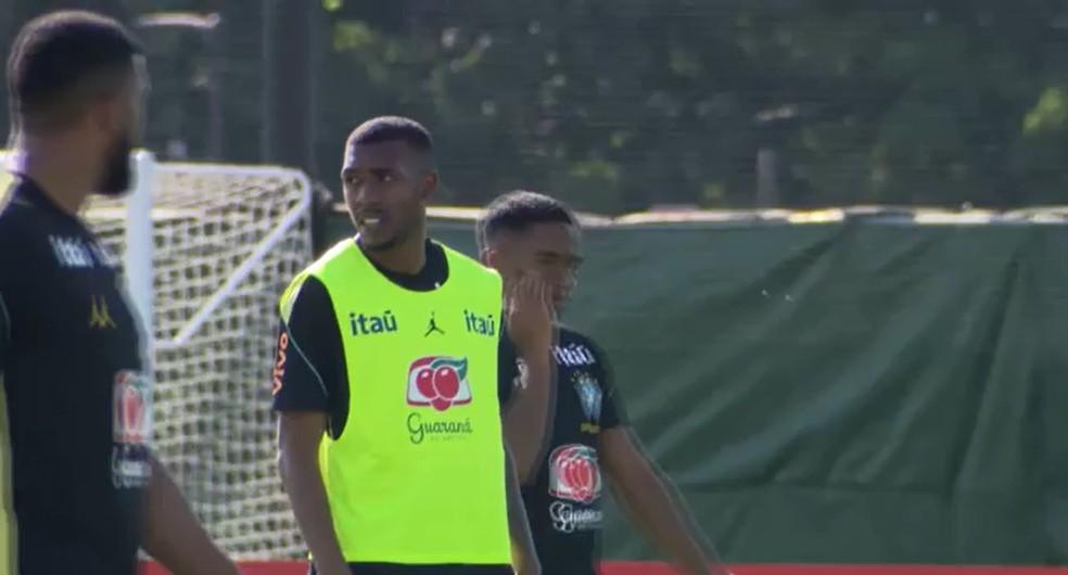 Rayan durante treino da Seleção