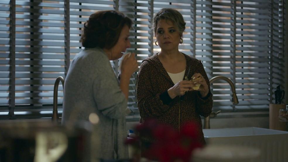 Pilar arma com Diná em Quem Ama Cuida — Foto: Globo