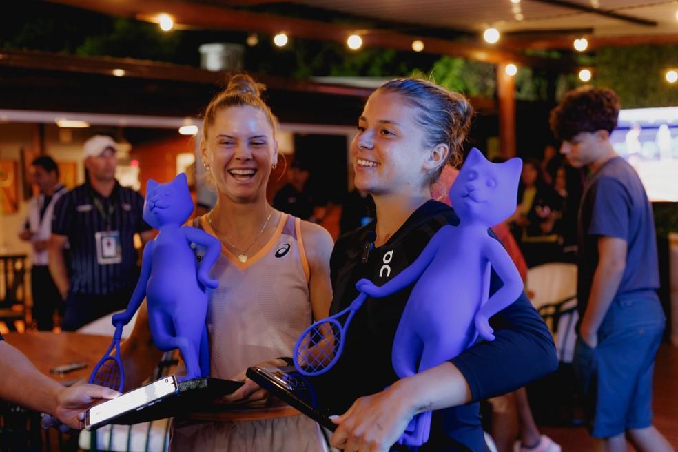 Laura Pigossi e Maja Chwalinska com os troféus do WTA 125 de Florianópolis