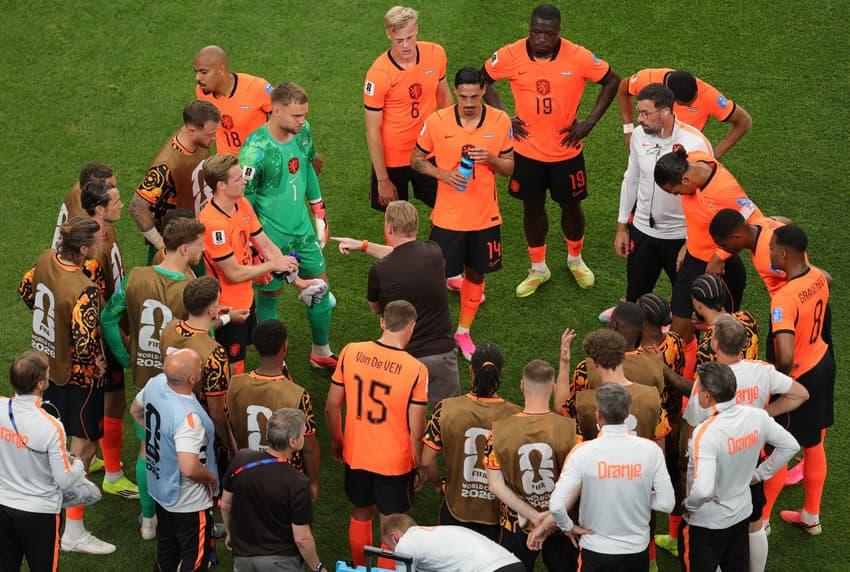 Elenco da Holanda recebe orientações do técnico Ronald Koeman durante partida.