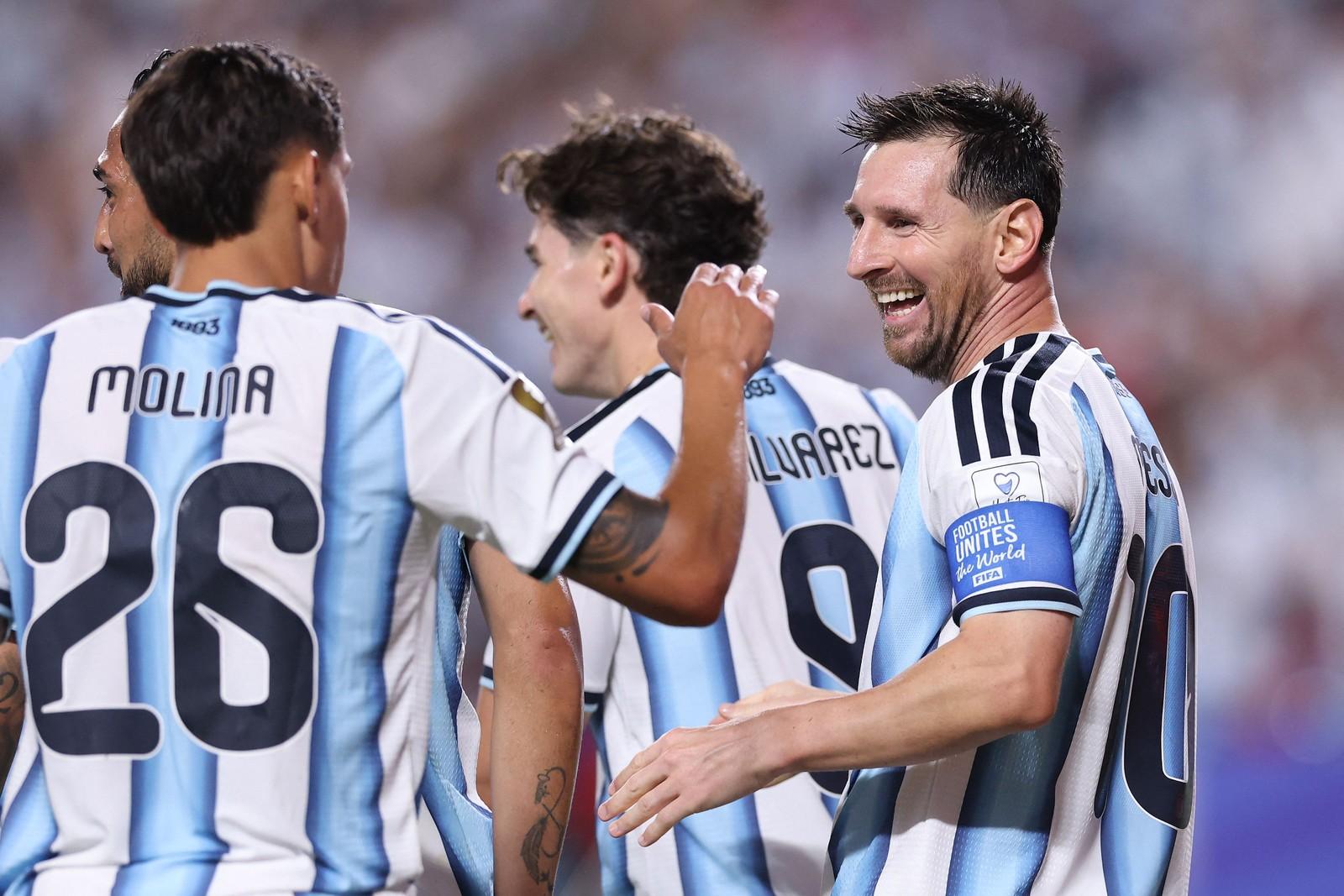 Lionel Messi comemora com companheiros após marcar o terceiro gol