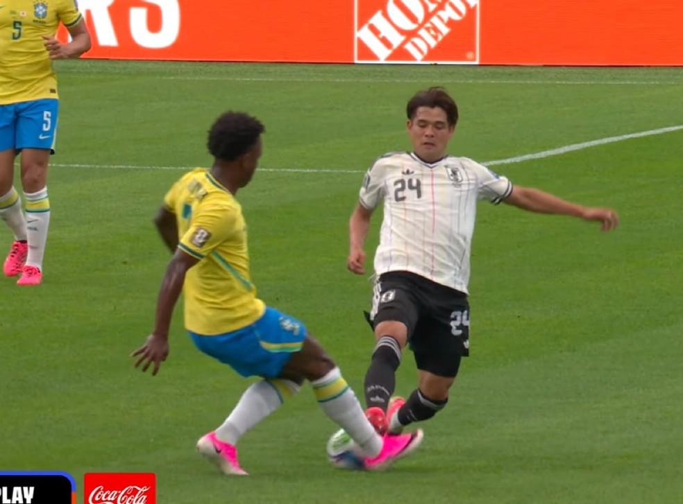 Sano faz falta em Vini Jr em Brasil x Japão — Foto: Reprodução / TV Globo.