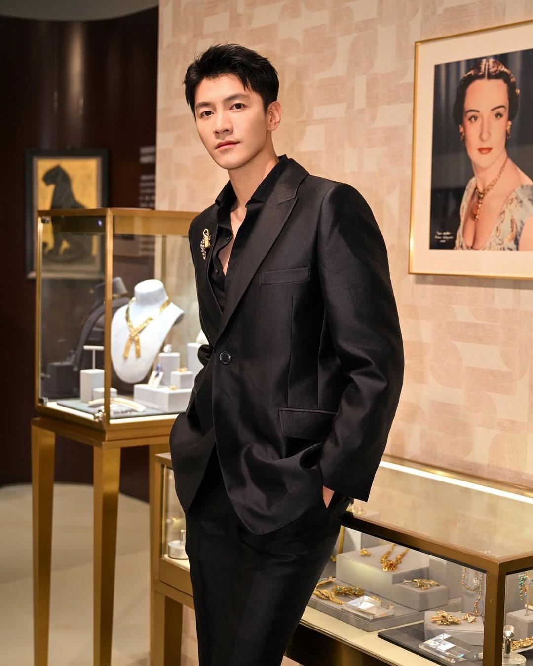 Jin Ze com expressão séria