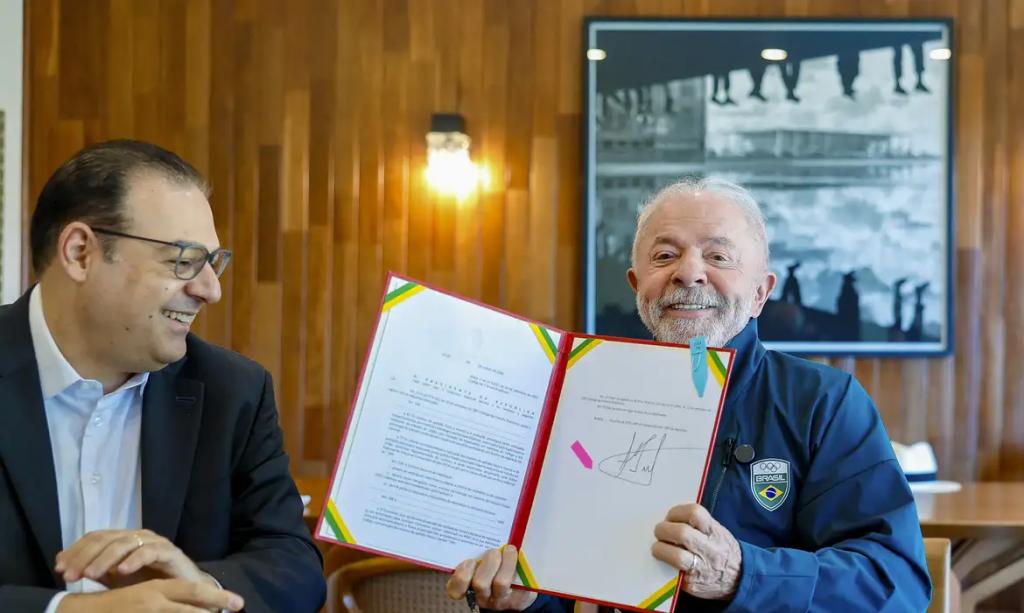 Lula sanciona lei que garante renovação automática da CNH.