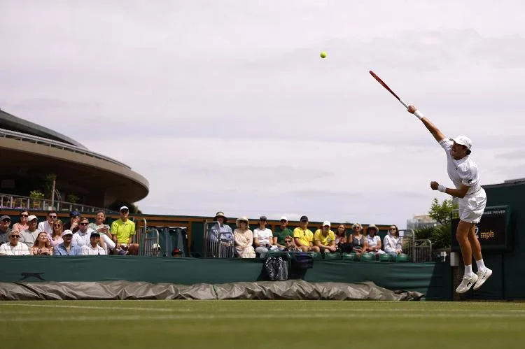 João Fonseca avança em Wimbledon após vitória convincente contra Bautista Agut