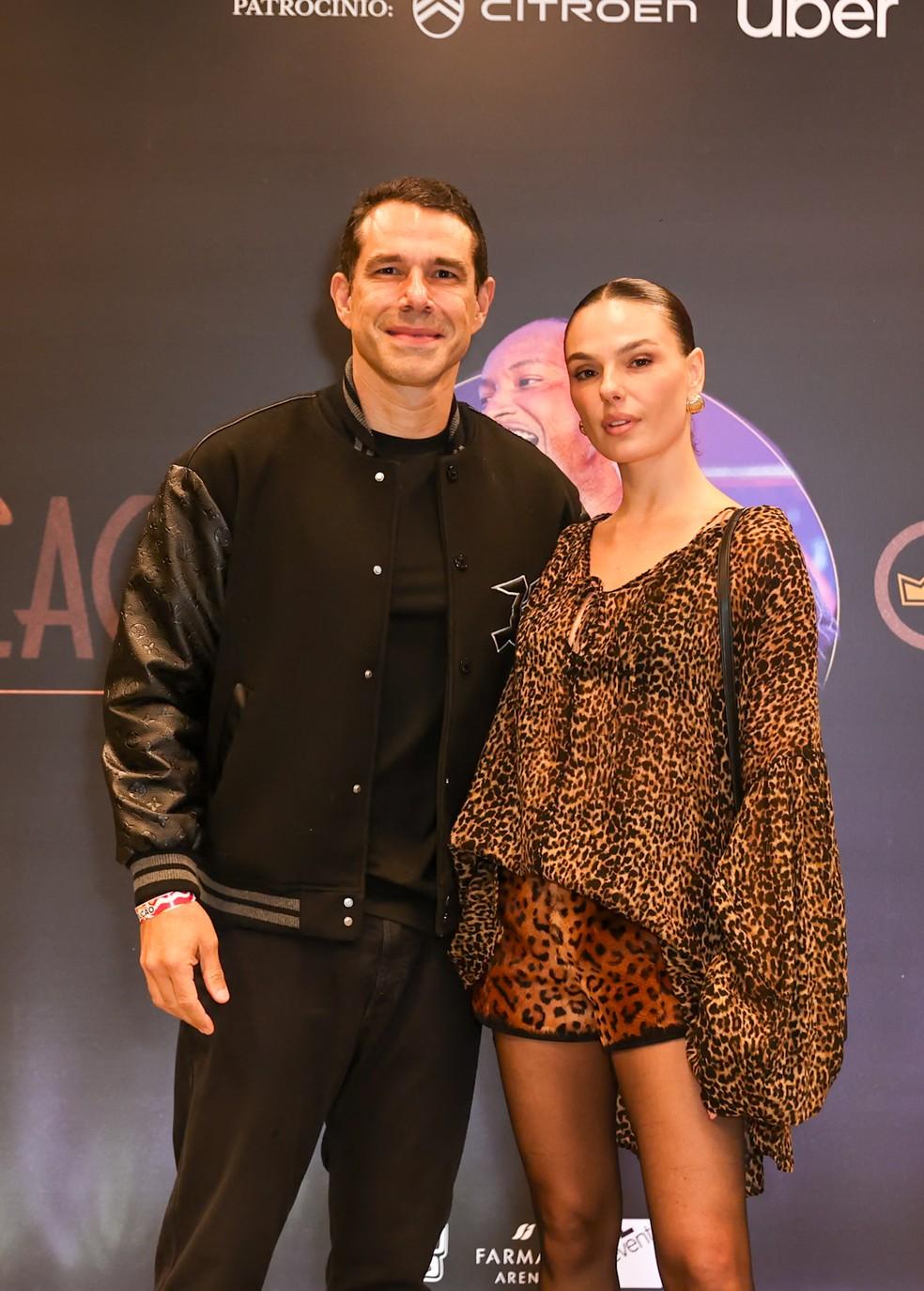 Isis Valverde e Marcus Buaiz se beijam