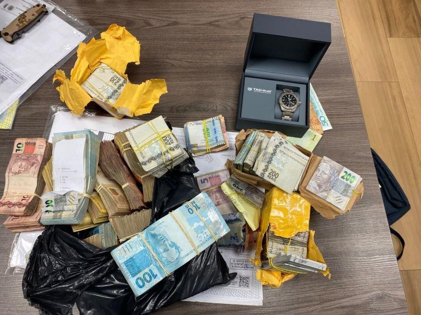 Dinheiro estava escondido embaixo de um sofá