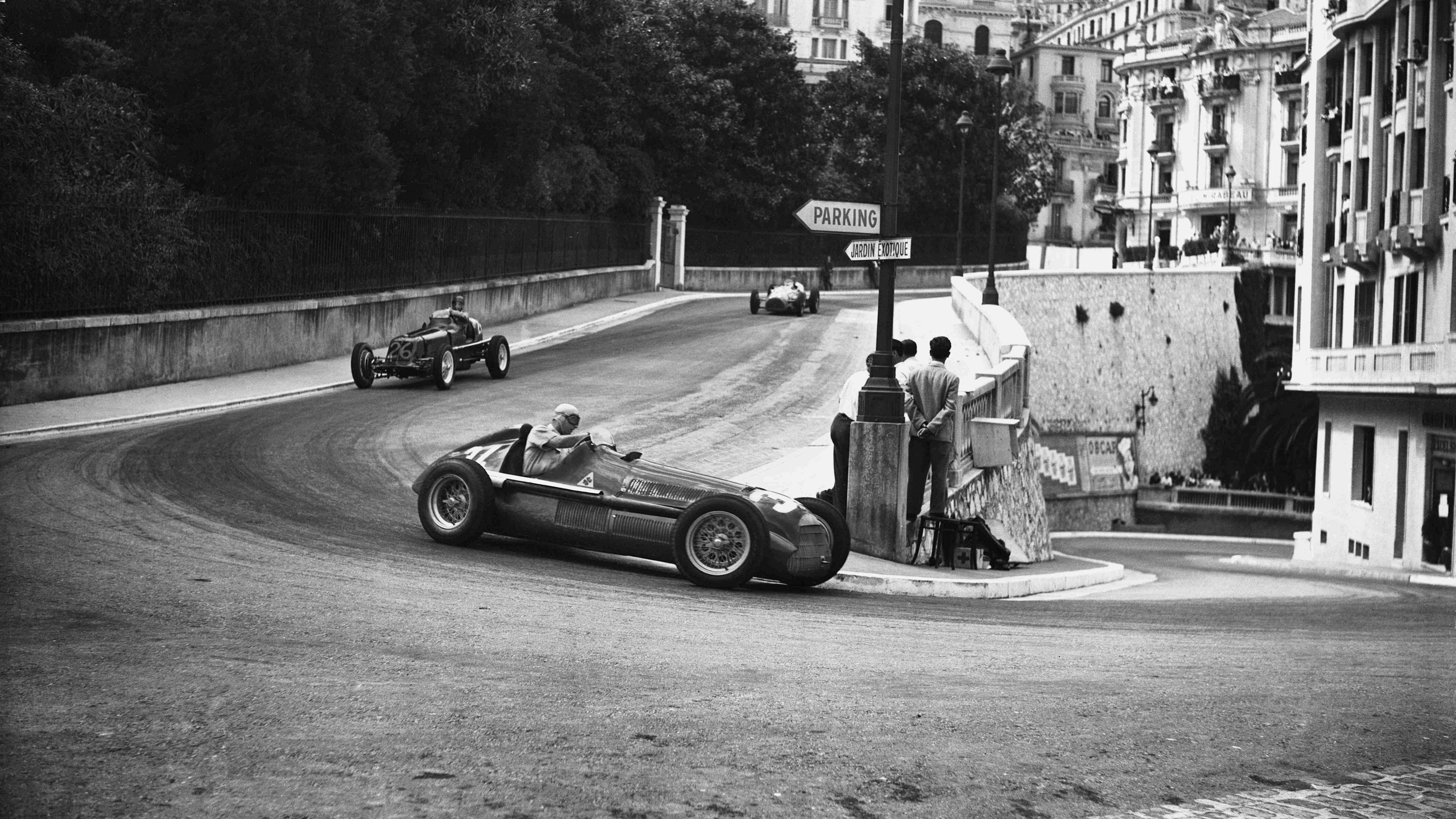 Juan Manuel Fangio em sua Alfa Romeo na primeira corrida do campeonato mundial de F1 em Mônaco, 1950.