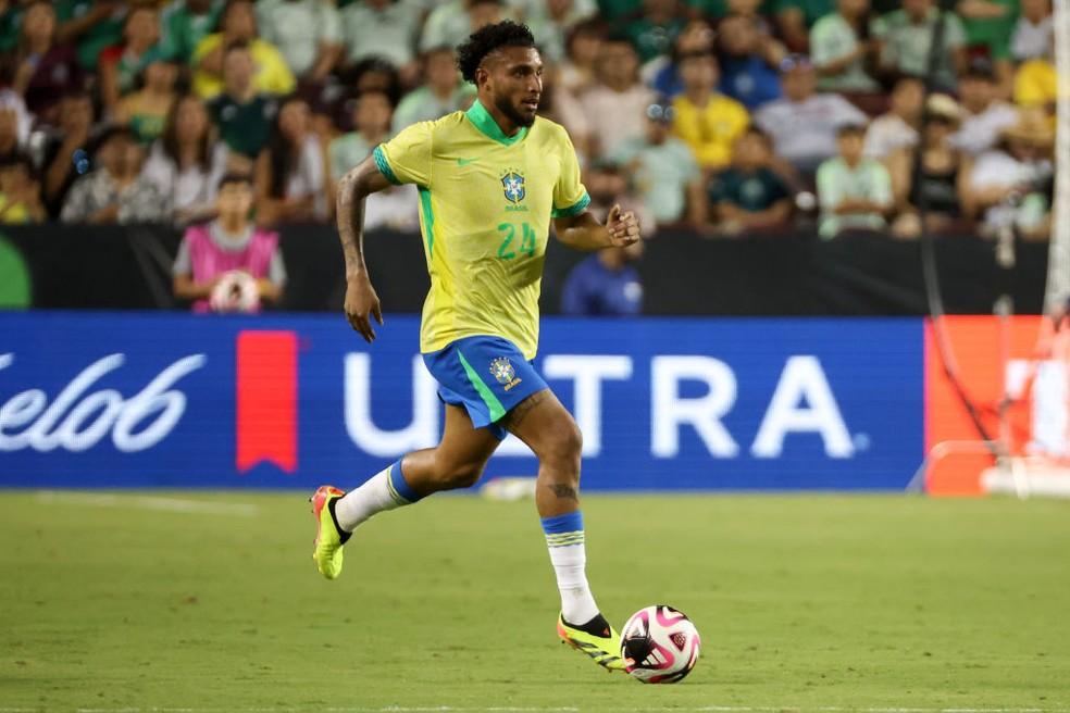 Volante Éderson em ação pela seleção brasileira em amistoso