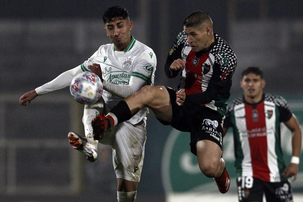 Jogadores em disputa pela bola durante o clássico entre Audax Italiano e Palestino