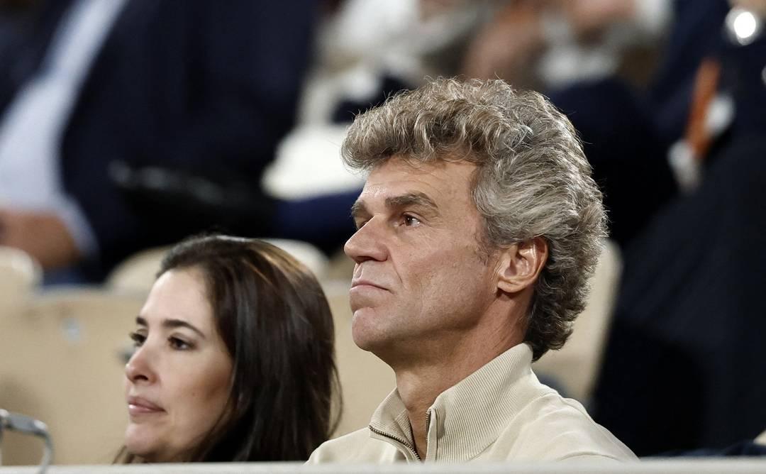 Gustavo Kuerten assistindo ao jogo