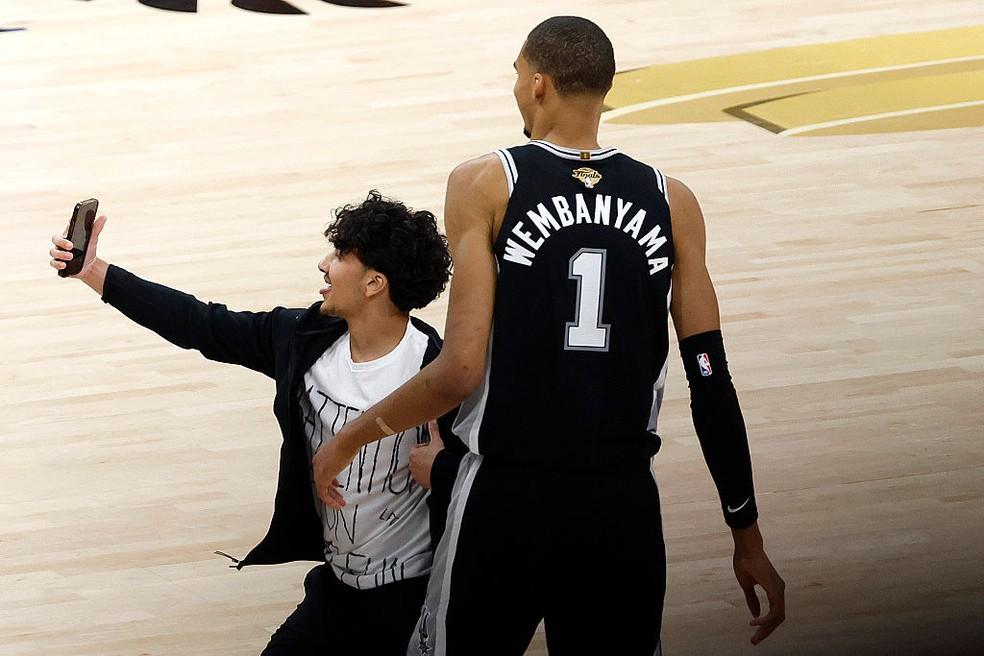 Fã tira selfie com Wembanyama na final da NBA
